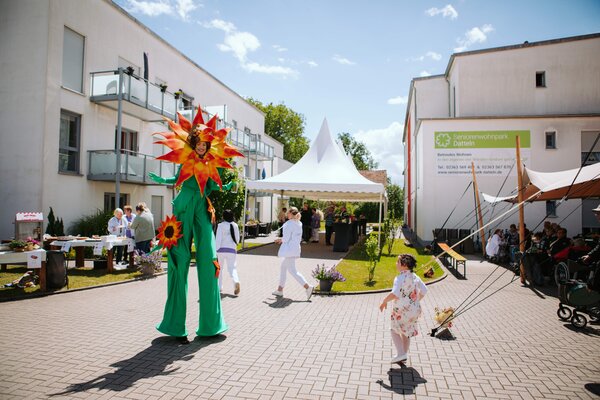 Sommerfest Stelzenläufer.jpg