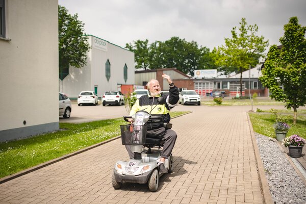 Martin auf Fahrzeug.jpg