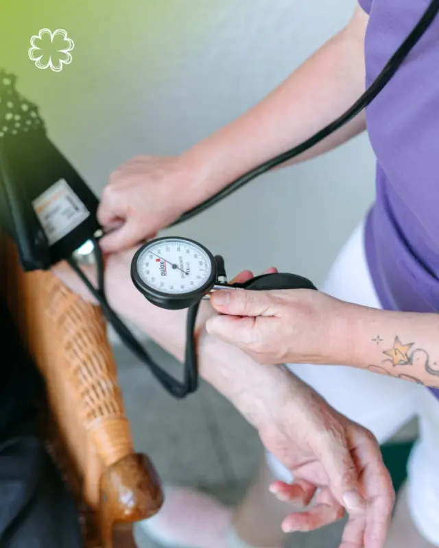 Vitalzeichen: Schlüssel zur Gesundheit! 🩺

Vitalzeichen sind essenziell, um den Gesundheitszustand unserer pflegebedürftigen und älteren Mitmenschen zu überwachen. Sie ermöglichen es Pflegekräften, Veränderungen frühzeitig zu erkennen und entsprechend zu handeln. 👩‍⚕️💚

Was sind Vitalzeichen? Hierzu zählen Blutdruck, Puls, Atmung, Körpertemperatur und das Bewusstsein. Jede Abweichung kann wichtige Hinweise auf mögliche gesundheitliche Probleme geben.

Blutdruck: Ein zu hoher oder niedriger Wert kann auf Herz-Kreislauf-Erkrankungen oder andere Probleme hinweisen. In der Pflege wird er regelmäßig kontrolliert. 📉

Puls: Gibt Aufschluss über die Herzfrequenz und den Herzrhythmus. Unregelmäßigkeiten können Warnsignale für tiefere gesundheitliche Probleme sein. 💚

Atmung: Unregelmäßigkeiten können Anzeichen für Erkrankungen wie Lungenentzündung oder Herzschwäche sein. Besonders bei älteren Menschen ist genaues Beobachten wichtig. 🌬️

Körpertemperatur: Fieber oder Unterkühlung sind klare Anzeichen für potenzielle Krankheiten. Regelmäßige Messung hilft, schnell zu reagieren. 🌡️

Bewusstsein: Änderungen im Bewusstsein können auf ernsthafte gesundheitliche Probleme hinweisen und erfordern sofortige Aufmerksamkeit. 
🧠

Fazit: Vitalzeichen zu messen, ist mehr als Routine. Es ist entscheidend für eine effektive Gesundheitsüberwachung, die Leben retten kann. Bleibt aufmerksam und handelt rechtzeitig! 🙌

#Vitalzeichen #Pflege #Gesundheit #Pflegealltag #Seniorenbetreuung #Gesundheitsüberwachung #LebenRetten #SeniorenWohnpark #seniorenwohnparkdatteln #ambulanterpflegedienst #mobilepflege #betreuteswohnen #datteln #recklinghausen