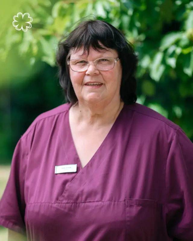 Unsere Heldin des Alltags: Heike! 🌟🚐

Mit 63 Jahren kann niemand Heike aufhalten. Tag für Tag fährt sie unsere Patienten zuverlässig und herzlich überallhin, wo sie gebraucht werden – sei es zum Arzt, auf den Friedhof, zum Markt oder zu Veranstaltungen. Immer mit einem Lächeln im Gesicht. 😊

Egal, ob sie allein Besorgungen erledigt oder gemeinsam mit den Patienten unterwegs ist, Heike kümmert sich um alles Wichtige im Alltag: Rezepte, Verordnungen, Einkäufe und vieles mehr. 🛍️💊

Was Heike so besonders macht? Ihre Großzügigkeit und Gutmütigkeit, gepaart mit einer unglaublichen Leidenschaft für ihren Beruf. Heike liebt, was sie tut – und das spürt man jeden Tag! Ein großes Danke an Heike für ihren unermüdlichen Einsatz und ihr großes Herz. 💚

#Alltagsheldin #DankeHeike #Leidenschaft #LiebeZumBeruf #Herzlichkeit #Zuverlässigkeit #GemeinsamUnterwegs #GroßesHerz #Danke #seniorenwohnparkdatteln #ambulanterpflegedienst #mobilepflege #betreuteswohnen #datteln #recklinghausen