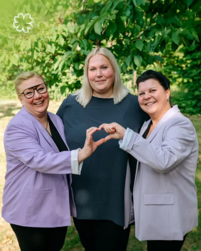 Herzlichen Glückwunsch zum Jubiläum, liebe Vanessa! 🎉

Heute feiern wir nicht einfach ein Jubiläum, wir feiern dich.
Seit nunmehr 10 Jahren arbeitest du an der Seite von Frau Witthüser. Aber eigentlich bist du längst viel mehr: ein Stück Familie.

Sechs Jahre davon hast du mit Herz und Hingabe im Seniorenwohnpark Datteln gearbeitet.
Davor warst du bereits vier Jahre an der Seite von Nancy Witthüser tätig.

Mit deiner Loyalität, deinem unglaublichen Einsatz und deiner warmen, ehrlichen Art prägst du jeden einzelnen Tag bei uns.
Du bist da, wenn’s darauf ankommt – mit vollem Herzen, klarem Verstand und ganz viel Seele.

Danke, dass es dich gibt.
Danke für 10 Jahre Vertrauen, Lachen, Mitdenken, Mitfühlen.

Einfach: 10 Jahre du.

#Jubiläum #DankeVanessa #TeamLiebe #10Jahre #ZusammenSein #Hingabe #Vertrauen #Loyalität #Freude #seniorenwohnparkdatteln #ambulanterpflegedienst #mobilepflege #betreuteswohnen #datteln #recklinghausen