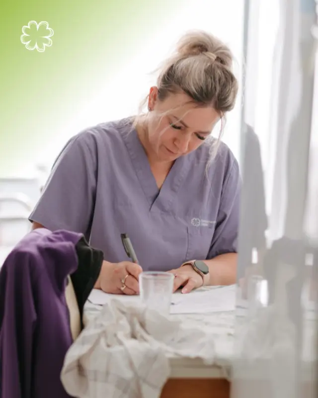 In der Pflege zählt nicht nur das Sichtbare – sondern auch das, was im Hintergrund sorgfältig dokumentiert wird. Denn: Gute Pflege braucht gute Dokumentation! 📚💚

Warum ist die Pflegedokumentation so wichtig? Die Pflegedokumentation erfasst alle relevanten Informationen rund um die Versorgung eines Menschen – wie zum Beispiel:

1. Welche Leistungen wurden erbracht?
2. Aktueller Gesundheitszustand? Veränderungen oder Wünsche?
3. Verabreichte Medikamente und Therapieprozesse? 💊🩺

Was bringt das?

✅ Sicherheit – Für Pflegebedürftige, Angehörige und Pflegekräfte.
✅ Transparenz – Alle Beteiligten sind immer informiert.
✅ Qualitätssicherung – Jede Handlung ist nachvollziehbar.
✅ Rechtliche Absicherung – Lückenlose und korrekte Dokumentation.
✅ Planung & Anpassung – Entwicklungen können gezielt berücksichtigt werden.

In unserem Pflegedienst erfolgt die Pflegedokumentation teilweise digital. Das spart Zeit, vermeidet Fehler und sorgt dafür, dass sich unsere Pflegekräfte auf das konzentrieren können, was zählt: die Menschen.

Pflegedokumentation ist keine Bürokratie – sie ist ein zentraler Teil professioneller Pflege. Gewissenhaft im Hintergrund, aber entscheidend für eine herausragende Versorgung. 🌟💚

#Pflege #Dokumentation #Gesundheit #Qualität #Pflegekräfte #Digitalisierung #seniorenwohnparkdatteln #ambulanterpflegedienst #mobilepflege #betreuteswohnen #datteln #recklinghausen