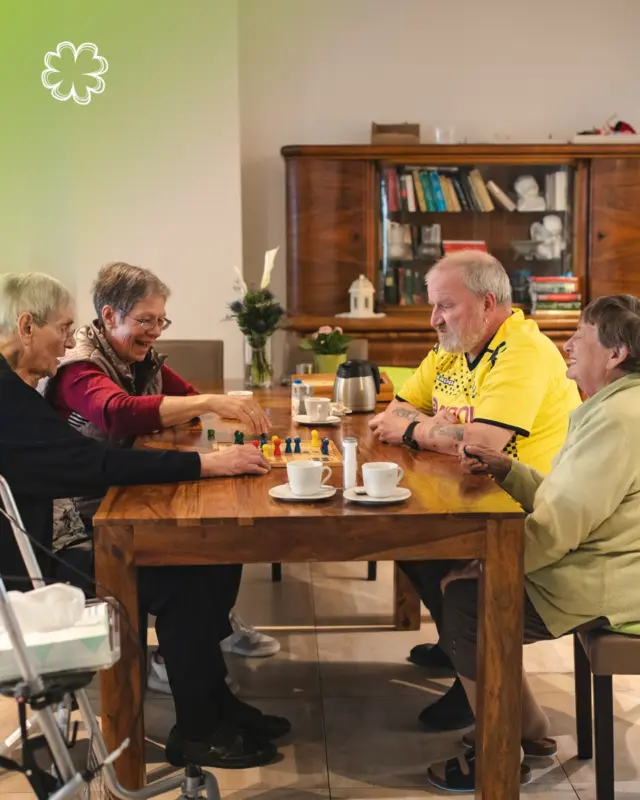Gemeinsam statt einsam – Alltag mit Herz im Seniorenwohnpark Datteln! 💚

Ein gutes Zuhause bedeutet mehr als nur ein schönes Zimmer oder zuverlässige Pflege. Es bedeutet, Menschen um sich zu haben, mit denen man lachen, erzählen, spielen und den Alltag teilen kann. 👴👵

Im Seniorenwohnpark Datteln schaffen wir genau solche Momente: Momente der Begegnung, der Freude und der Geborgenheit. Bei einer gemeinsamen Spielerunde, einer Tasse Kaffee oder einem netten Gespräch entstehen kleine Augenblicke, die den Tag besonders machen. ☕️🎲

Unser Ziel ist es, Seniorinnen und Senioren nicht nur professionell zu begleiten, sondern ihnen ein Umfeld zu bieten, in dem sie sich gesehen, wertgeschätzt und gut aufgehoben fühlen. Dabei stehen Selbstständigkeit, Respekt und persönliche Nähe im Mittelpunkt. 🤝💚

Denn Pflege bedeutet für uns nicht nur Unterstützung im Alltag. Pflege bedeutet auch Zuhören, Zeit schenken, Gemeinschaft fördern und Lebensfreude erhalten. 🕰️😊

Im Seniorenwohnpark Datteln darf jeder Mensch so sein, wie er ist — mit seiner Geschichte, seinen Gewohnheiten und seinen Bedürfnissen. 🏠✨

#PflegeMitHerz #Seniorenbetreuung #BetreutesWohnen #AmbulantePflege #GemeinschaftImAlter #Seniorenleben #Fürsorge #Herzlichkeit #AlltagMitFreude #MiteinanderStattAllein #seniorenwohnparkdatteln #ambulanterpflegedienst #mobilepflege #betreuteswohnen #datteln #recklinghausen